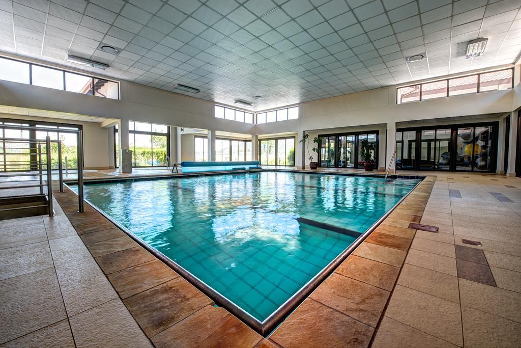 Royal Marang Hotel Phokeng Exterior foto The swimming pool at the University of Novi Sad