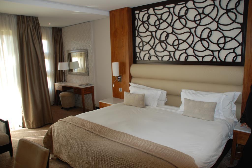Royal Marang Hotel Phokeng Habitación foto A bedroom in the hotel