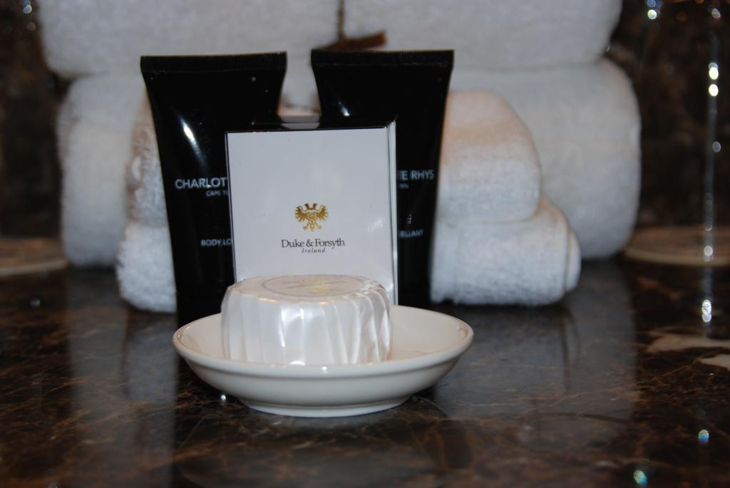 Royal Marang Hotel Phokeng Habitación foto Charlot toiletries