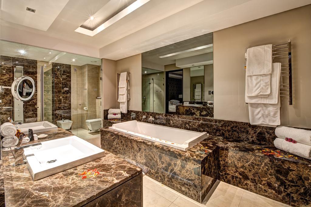 Royal Marang Hotel Phokeng Habitación foto Bathroom