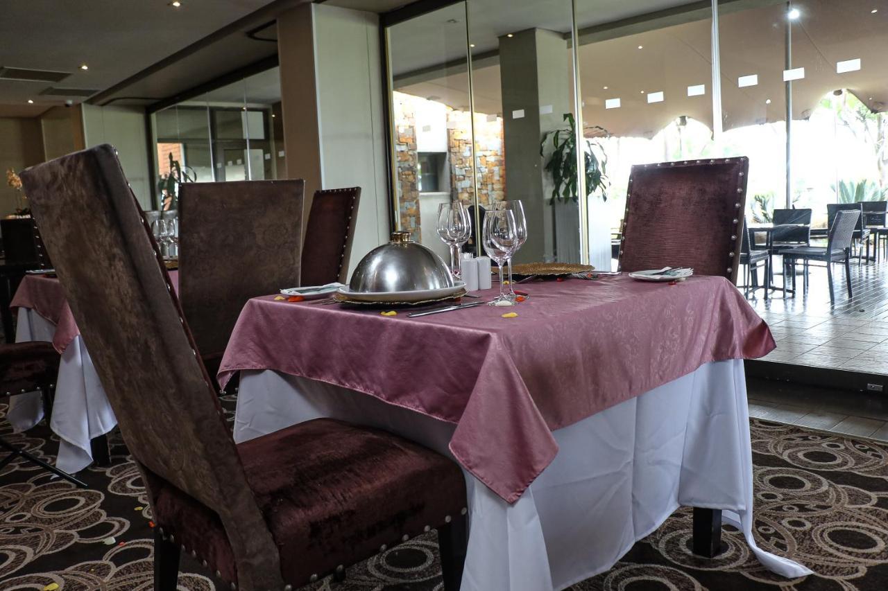 Royal Marang Hotel Phokeng Exterior foto A restaurant in the hotel